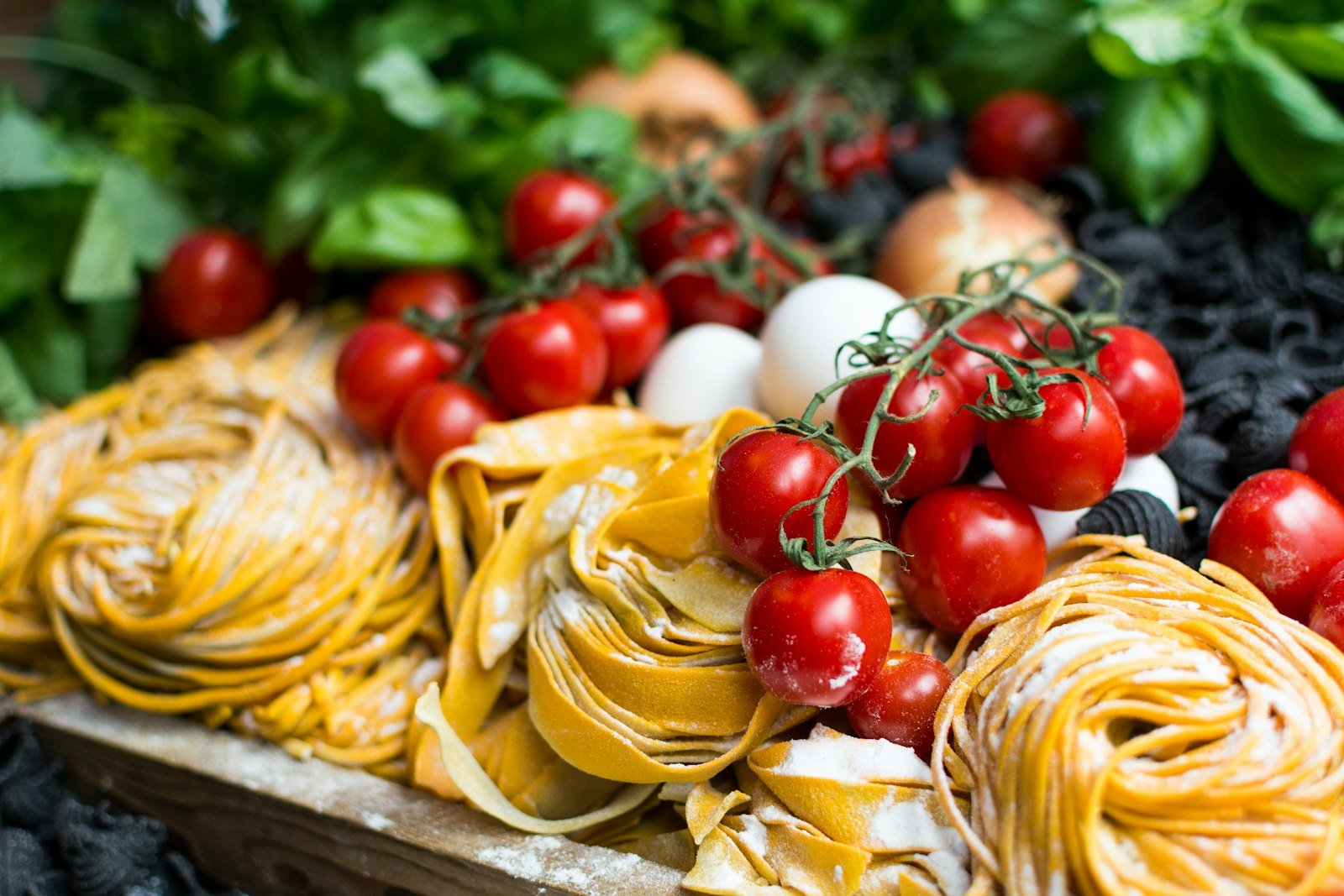 Festlich gedeckter Tisch mit italienischen Spezialitäten
